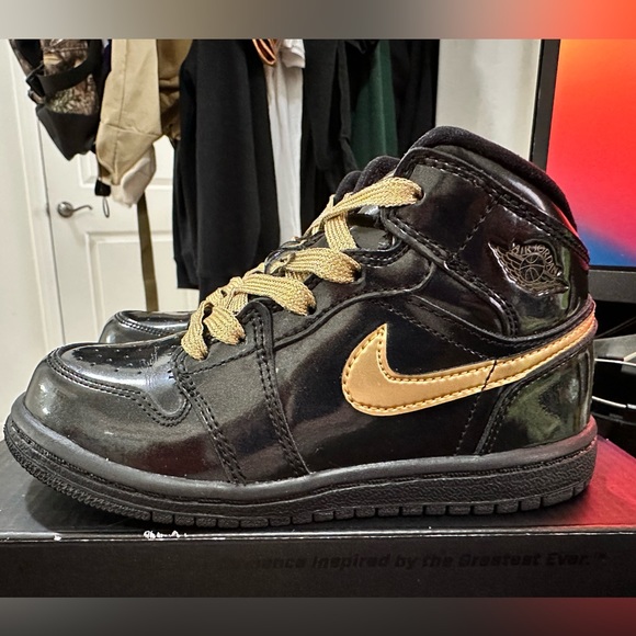 patent leather 1s black and gold